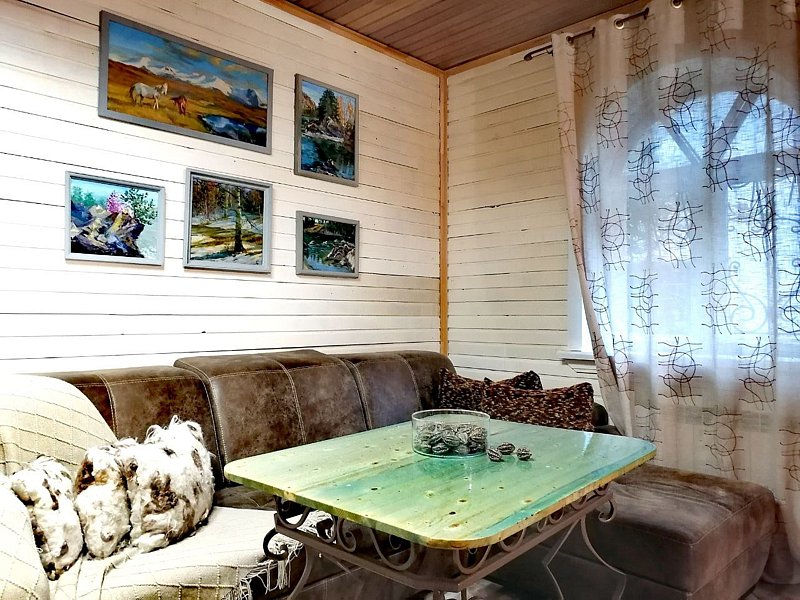 Большой диван возле камина