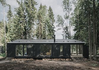 Загородный дом с террасой, баней и видом на лес