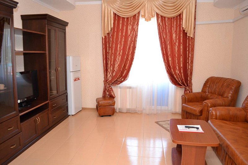 Люкс 4-местный 2-комнатный (с балконом)