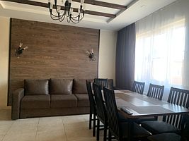 Четырёхместный коттедж 2 отдельные кровати и двуспальная кровать, Гостевой дом Солнечная Дача, село Сыростан