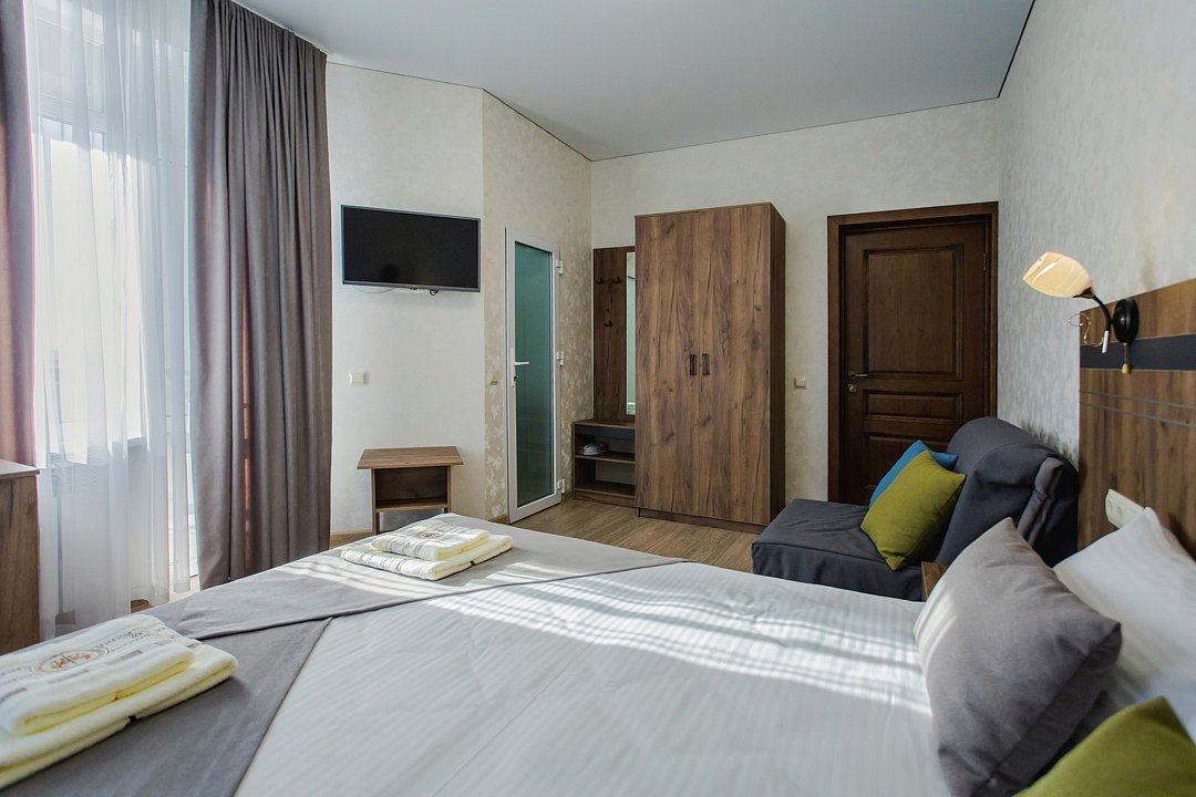 Делюкс 3-местный (с витражным окном и видом на море)