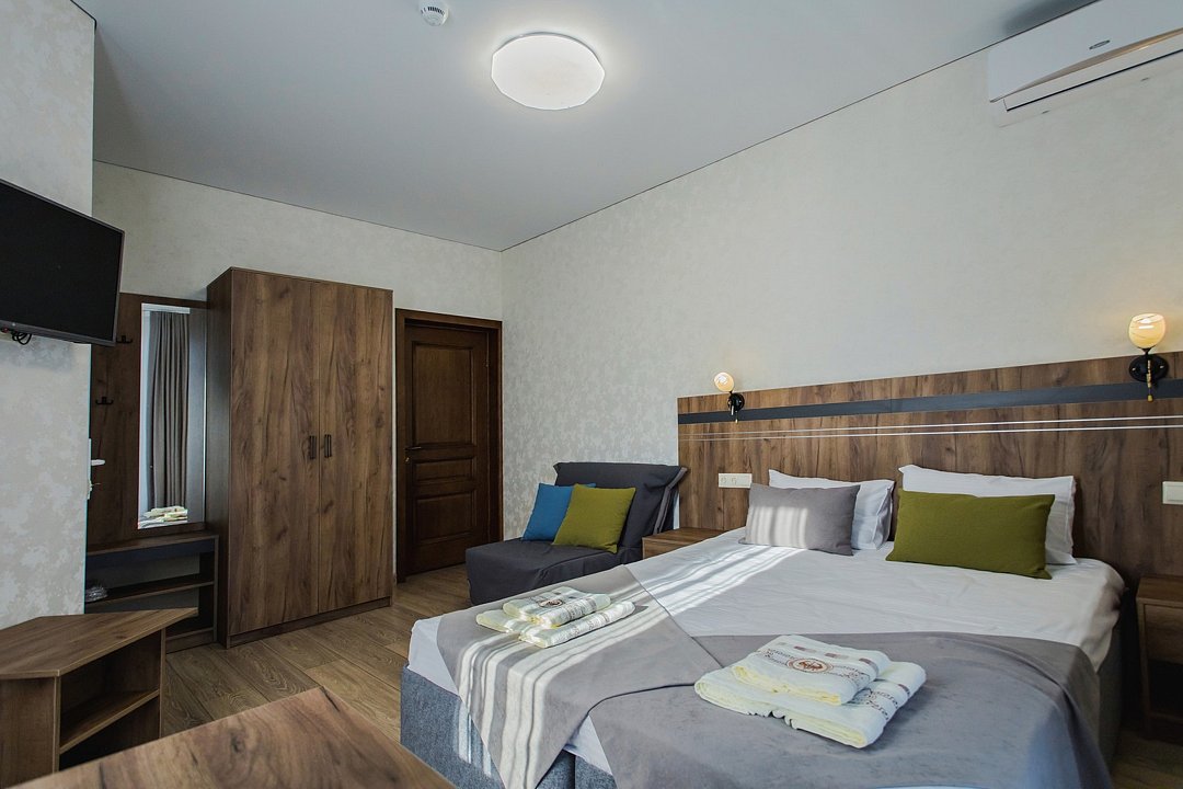 Делюкс 3-местный (с витражным окном и видом на море)