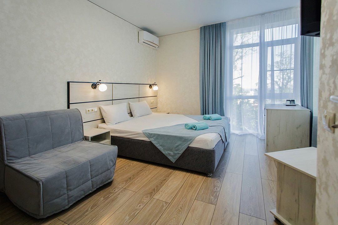 Делюкс 3-местный (с витражным окном и видом на море)