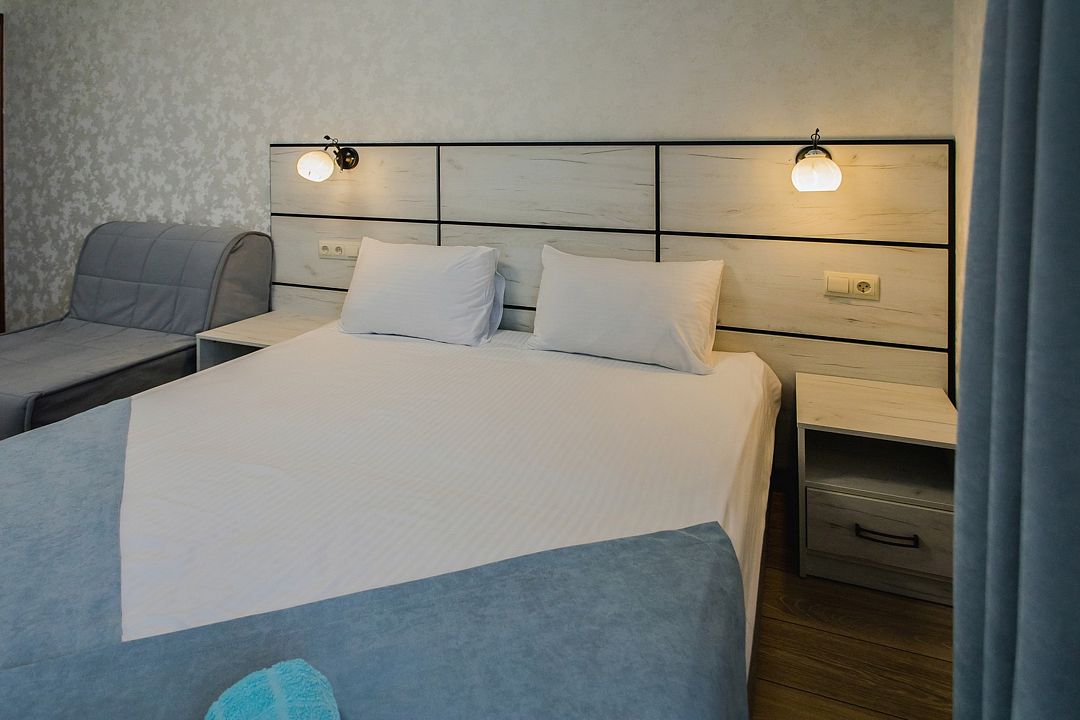 Делюкс 3-местный (с витражным окном и видом на море)