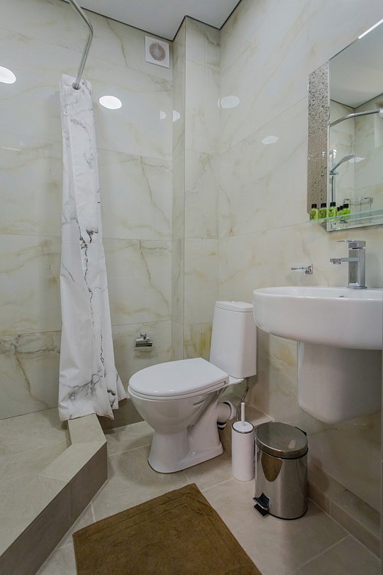 Делюкс 3-местный (с витражным окном и видом на море)