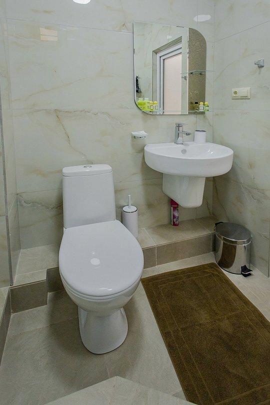 Делюкс 3-местный (с витражным окном и видом на море)