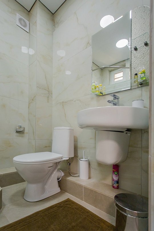 Делюкс 3-местный (с витражным окном и видом на море)