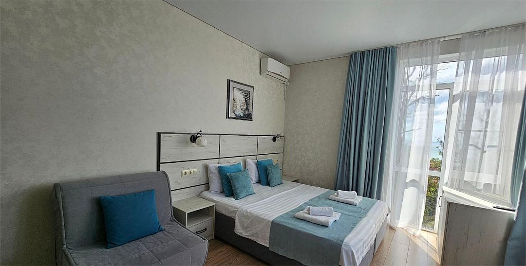 Делюкс 3-местный (с витражным окном и видом на море)