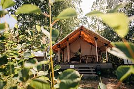 Сафари-тент с видом на море и просторной террасой в кемпинге «Морская гавань», Глэмпинг Ветрено, Брейтово