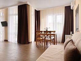 4х местный номер Супериор с балконом, Гостевой дом Альпен Хаус, Геленджик