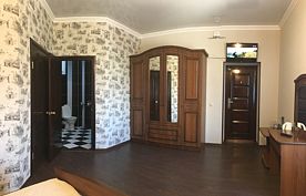 Четырёхместный семейный номер Standard с балконом, Гостевой Дом Центральный, Сухум