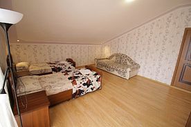 Четырёхместный номер с балконом 2 раздельные кровати и диван, Гостевой дом Карс, Геленджик