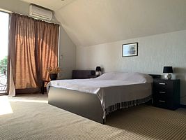 Двухместные апартаменты с балконом и с красивым видом из окна двуспальная кровать, Гостевой Дом Мачара Бич, Сухум