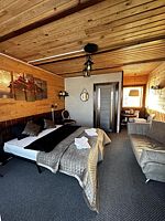 Двухместный номер Comfort с балконом и с видом на озеро двуспальная кровать, Гостиный Двор Вдохновение, Хужир