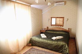 Двухместный полулюкс с красивым видом из окна двуспальная кровать, Охотничье-рыболовная база Сафари Парк, деревня Гамзюки