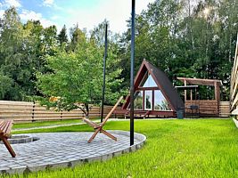 Двухместный коттедж Мансарда с красивым видом из окна двуспальная кровать, Глэмпинг Домики A-frame С Чаном или Купелью-Фурако, Боровск