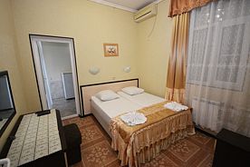 Семейный 4-местный 2-комнатный с кухней, Гостевой дом Уют, Адлер