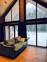 Четырёхместный коттедж 2 отдельные кровати и двуспальная кровать, Дом с Камином и Панорамными Окнами, Боровск