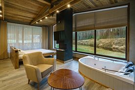 Двухместное шале с видом на реку двуспальная кровать, Загородный клуб GlintWood, Калининский район