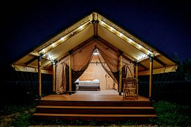 Четырёхместный тент Сафари с красивым видом из окна, Глэмпинг Носороги, Сорога