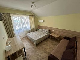 Четырехместный номер со всеми удобствами и лоджией, Гостевой дом KEF, Благовещенская