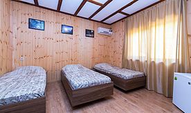 Трёхместный номер с тремя раздельными кроватями. В двухэтажном здании Номера: 3, Гостевой дом Ковчег, Лдзаа