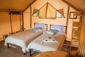 Сафари -тент №7: 2 односпальные кровати Номера домов: 7, Глэмпинг Abrau Glamping, Абрау-Дюрсо