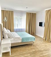 Двухместный люкс с 2 комнатами с балконом и с красивым видом из окна двуспальная кровать, Гостевой дом Миндаль , Кисловодск