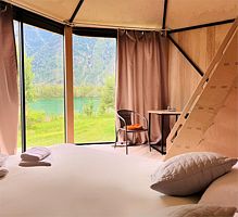 Алтайская юрта с видом на реку и гору Телецкое, Глэмпинг Выше гор Телецкое, Балыкча