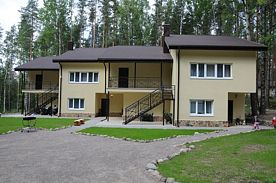 АП207: Просторные двухкомнатные апартаменты с ремонтом (60м2), балконом, видом на лес 207 гостинная с раскладным диваном, спальня с двухспальной кроватью, Загородный клуб Ромашка, Приозерский район