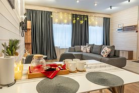 АП207: Просторные двухкомнатные апартаменты с ремонтом (60м2), балконом, видом на лес 207 гостинная с раскладным диваном, спальня с двухспальной кроватью, Загородный клуб Ромашка, Приозерский район