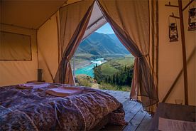 Тент-дом в Инегене с видом на гору и реку Катунь, Глэмпинг Выше гор Инегень, Инегень