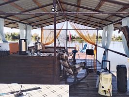 Для выходного выезда крытая беседка на берегу реки Номера: беседка на воде, Дома в аренду Дом у воды, село Гандурино