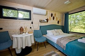 Дом среди деревьев с панорамным окном и террасой, Глэмпинг Ива СПА, село Новое Павшино