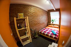 Небольшая двухместная комната с двуспальной кроватью, Гостевой дом Gallery and More, Владивосток