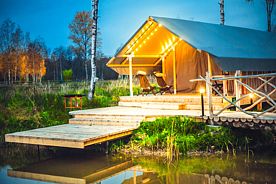 Двухместный люкс бунгало Изумрудный остров с видом на озеро двуспальная кровать, Экопарк Легенды леса, Углич