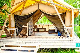 Двухместное бунгало Добрый лось с красивым видом из окна двуспальная кровать, Экопарк Легенды леса, Углич