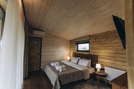 Двухместный номер Standard с видом на бассейн двуспальная кровать, Загородный комплекс Farm&Village, село Чертовицы