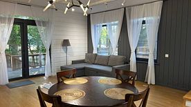 Семейный коттедж с балконом и с красивым видом из окна, Кемпинг Малиновка Village, Рамонь