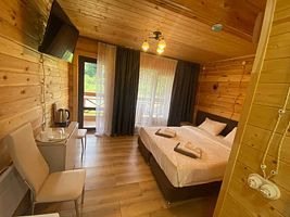 Двухместный номер Standard с балконом и с видом на горы двуспальная кровать, База отдыха Белла, Каменномостский