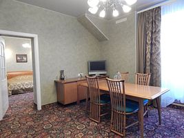 Двухместные апартаменты с 2 комнатами с балконом двуспальная кровать, Гостевой Дом на Луначарского, Рыбинск