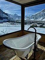 Вилла Luxury с 3 комнатами с балконом и с красивым видом из окна, Шале Kazbegi Inn Cottages, Степанцминда