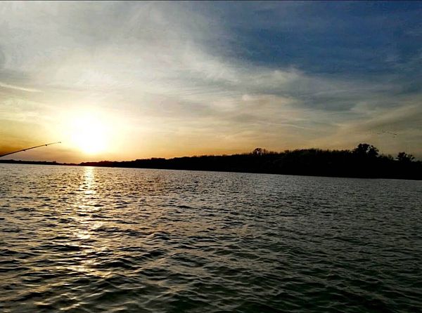 Закат на реке Енотаевка