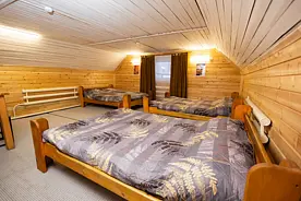 Шестиместный номер Эконом в корпусе №2 Номера: №5–6, База отдыха Ергаки, поселок Оленья Речка