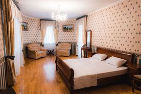 Двухместный люкс Royal с балконом и с красивым видом из окна двуспальная кровать, Кемпинг Бисерово, Рыбхоз