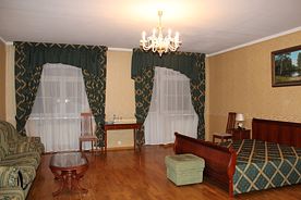 Двухместный люкс Comfort с балконом и с красивым видом из окна двуспальная кровать, Кемпинг Бисерово, Рыбхоз