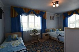 Трёхместный номер, Гостевой дом Сказка инн, Голубицкая