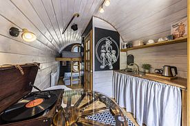 Дилижанс Чарли Чаплин с видом на горы, Глэмпинг O2kislorod, село Эльтюбю