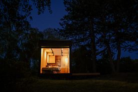 Двухместный Хитте Малый с видом на лес двуспальная кровать, Глэмпинг Викингуд, Балтийск