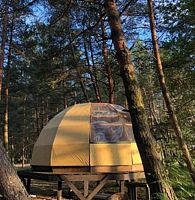 Двухместный Шатёр Геокупол с красивым видом из окна двуспальная кровать, База активного отдыха Серф-станция Wind Hunters Station , Сосновый Бор
